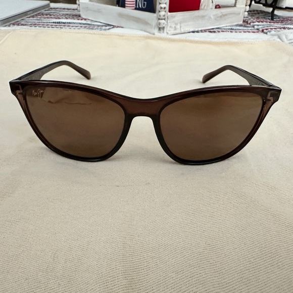 Maui Jim Sunglasses with Case. - Picture 3 of 6